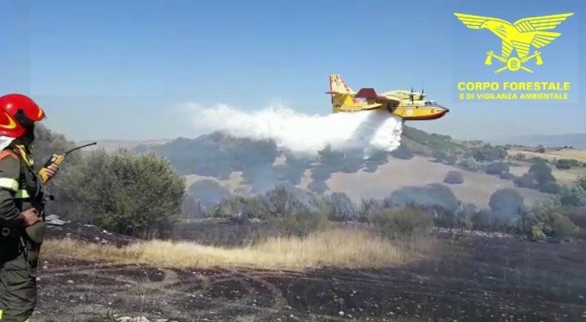 Sardegna sotto assedio: l’isola brucia tra fiamme indomabili; a Noragugume il fuoco alle porte del paese