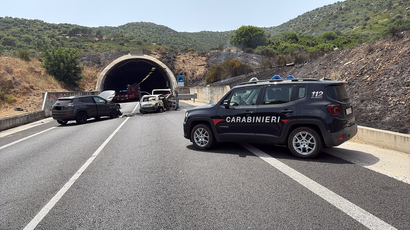 Scontro tra auto e fiamme sulla Ss 125, bilancio drammatico: un morto e 13 feriti