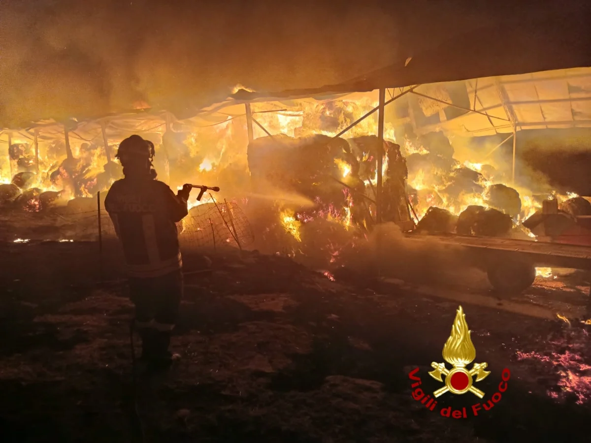 Benetutti, vasto incendio in un capannone adibito allo stoccaggio di fieno: vigili del fuoco al lavoro dalla notte