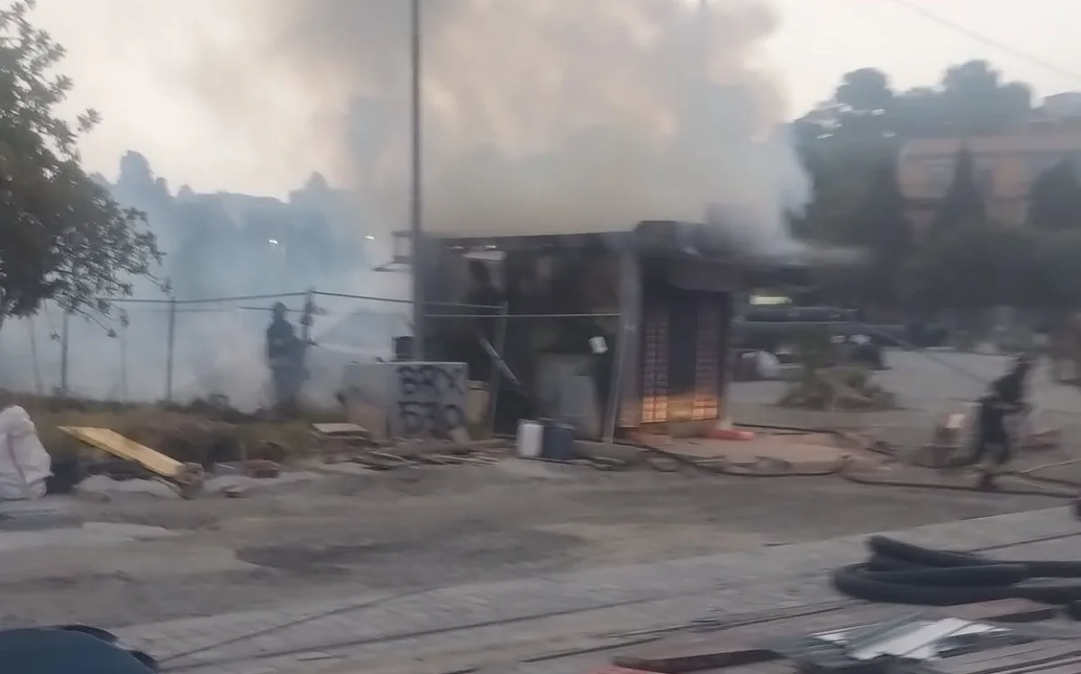 Cagliari, incendio distrugge l’edicola di viale Diaz già “imprigionata” dal cantiere della metro