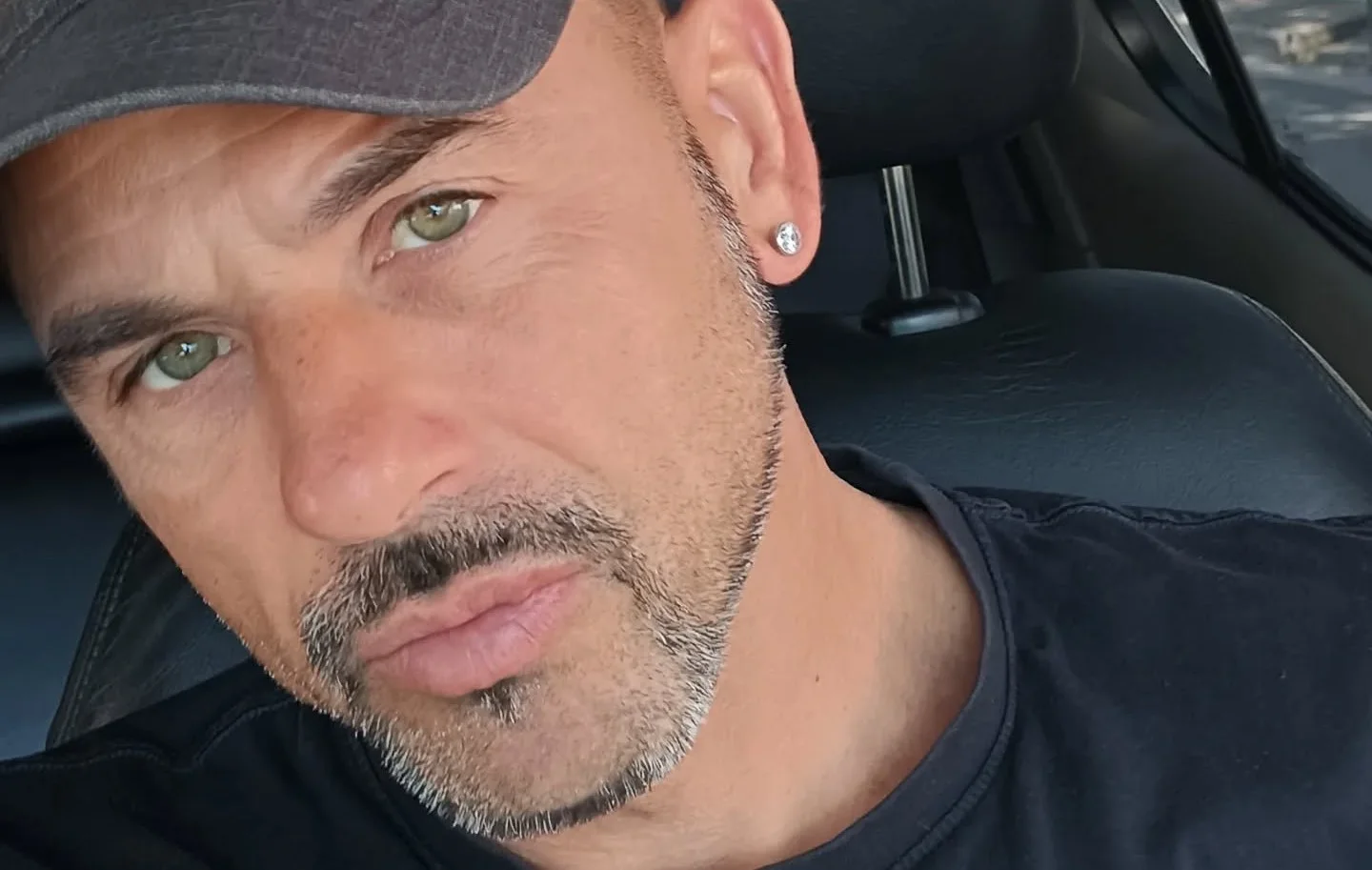 Andrea Pintus, 42 anni, ucciso dal fratello: l’omicida poco prima spara alla moglie, che ora lotta per la vita