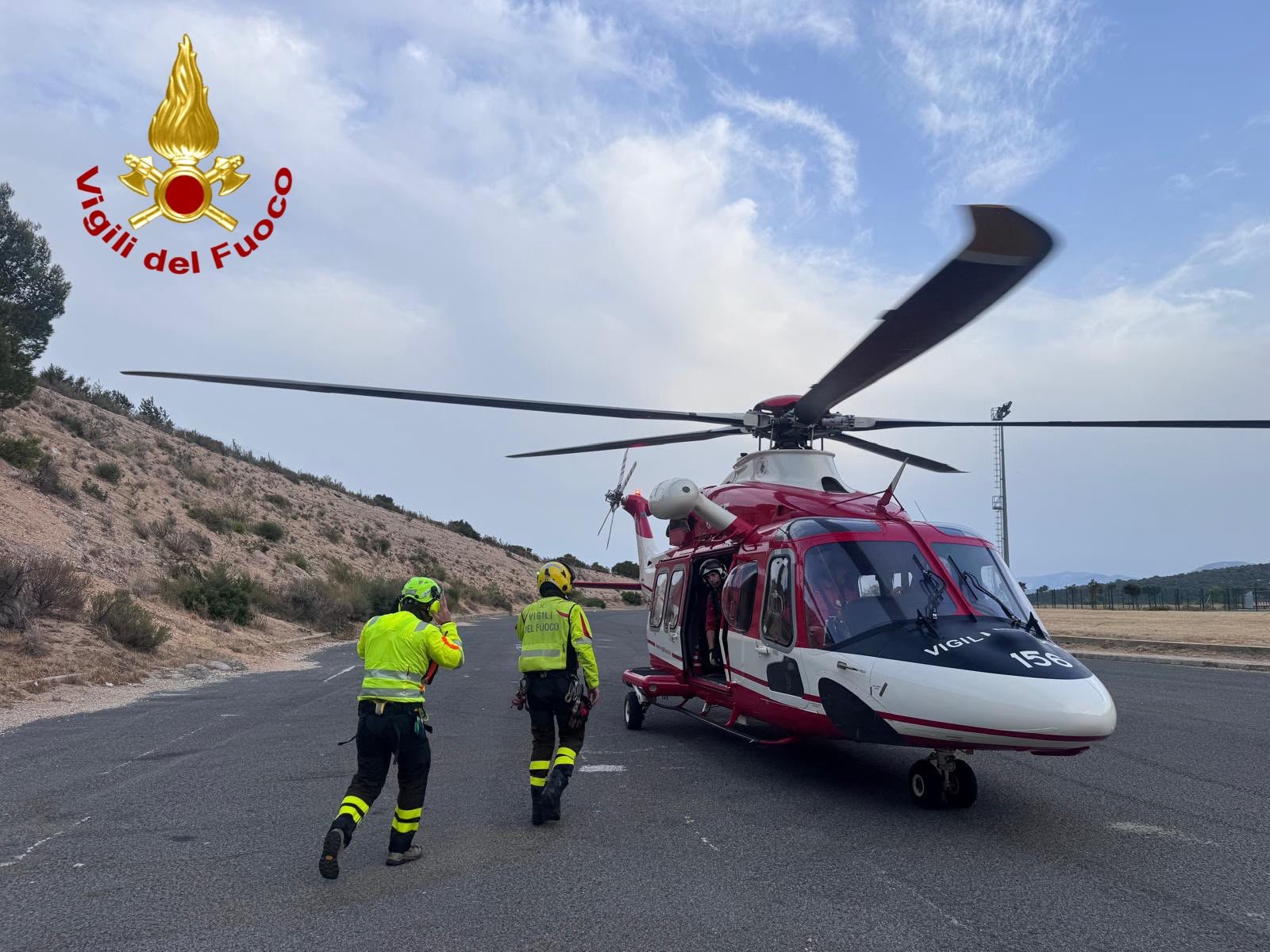 Paura a Cala Gonone, donna e due bambine salvate dagli scogli: decisivo l’intervento dell’elicottero dei Vigili del fuoco