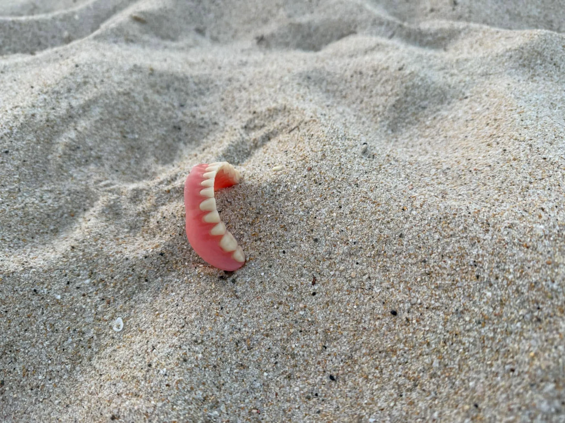 Costa Rei, smarrisce la dentiera in spiaggia: lieto fine col “sorriso” grazie al tam tam sui social
