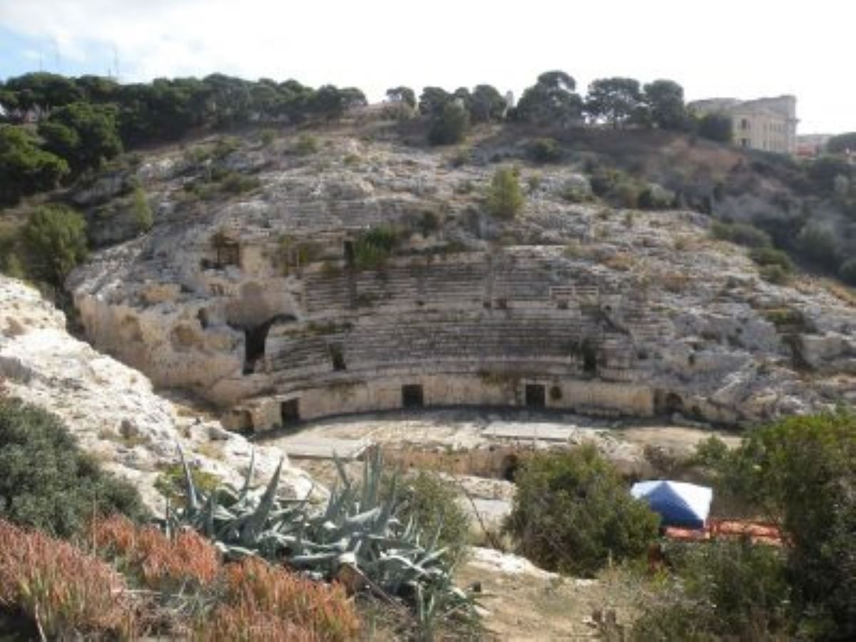 Un nuovo piano per la valorizzazione dell’Anfiteatro romano di Cagliari tra percorsi provvisori, kart elettrici per l’accessibilità e illuminazione notturna