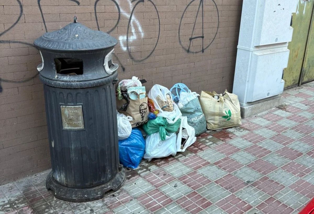 Cagliari, cumuli di immondizia in via dei Colombi: “abbandonati così da giorni, non se ne può più”