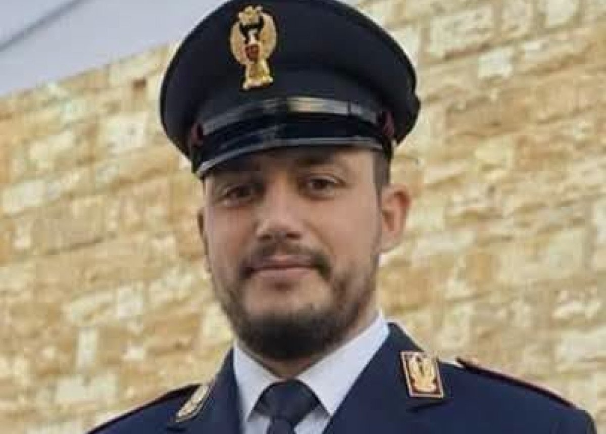 Incidente sulla 125, il poliziotto in vacanza diventa eroe ed estrae i feriti dalle auto