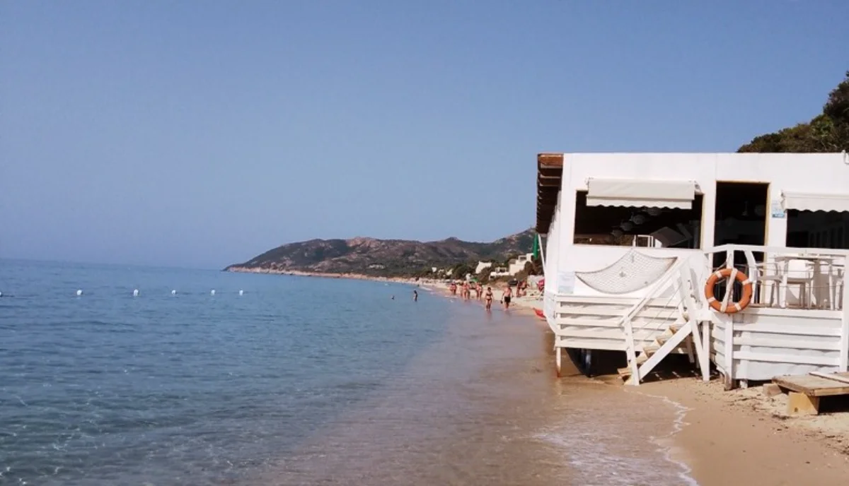 Chiosco direttamente in mare a Santa Margherita: bagnasciuga bloccato e passaggio impossibile