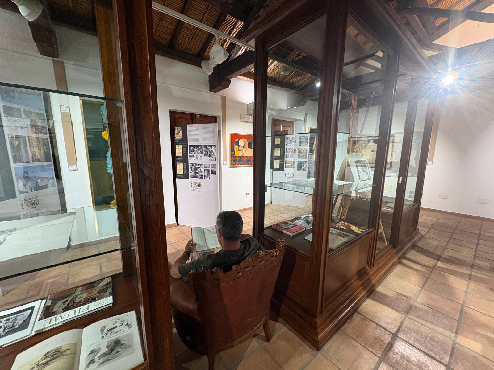 All'Ex Convento dei Cappuccini la mostra su Salvatore Fiume e la scuola del libro di Urbino dribbla il caldo con un tuffo nella cultura