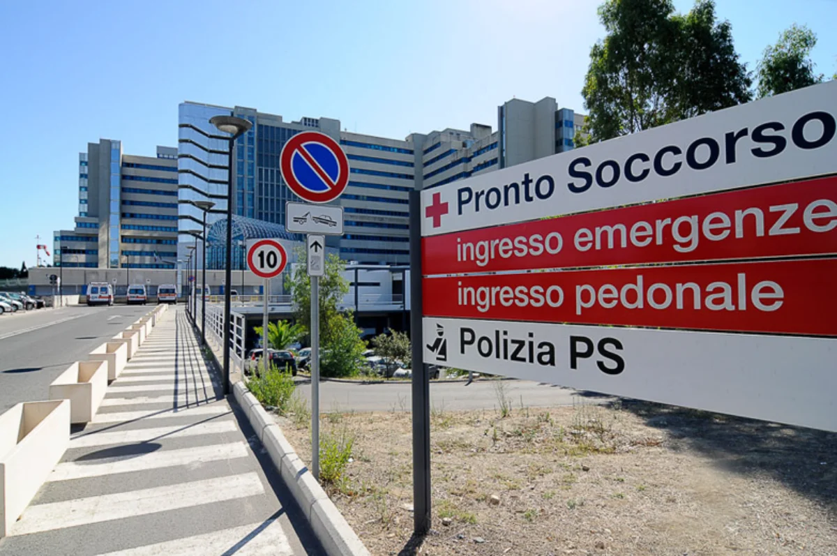 Auto apre la portiera in doppia fila: scooter sbalzato contro un bus in piazza Giovanni, 19enne grave