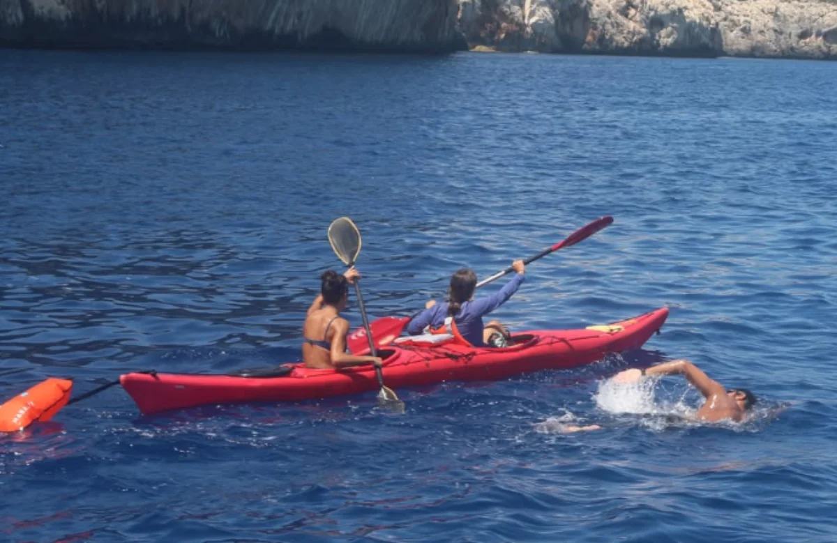 1.200 km a nuoto intorno a Sardegna e Corsica per solidarietà: l’impresa di Gabriele Catta fa tappa in Ogliastra