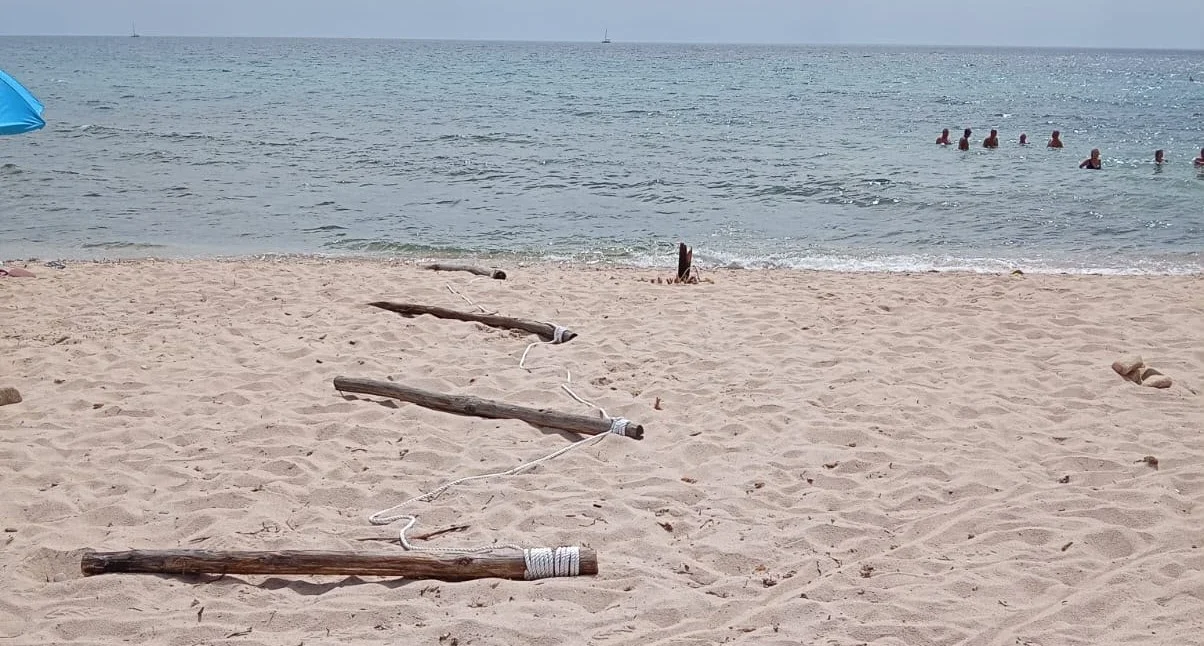 Devastate le nuove spiagge per cani a Pula: strutture sradicate e distrutte a sole 48 ore dall’avvio dei lavori