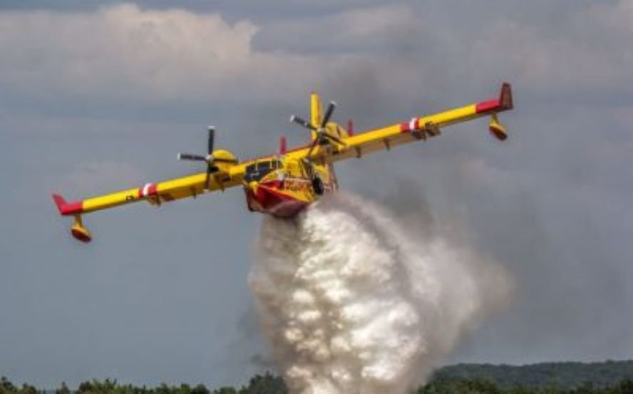 Giave, vasto incendio nelle campagne: in azione elicotteri e tre Canadair