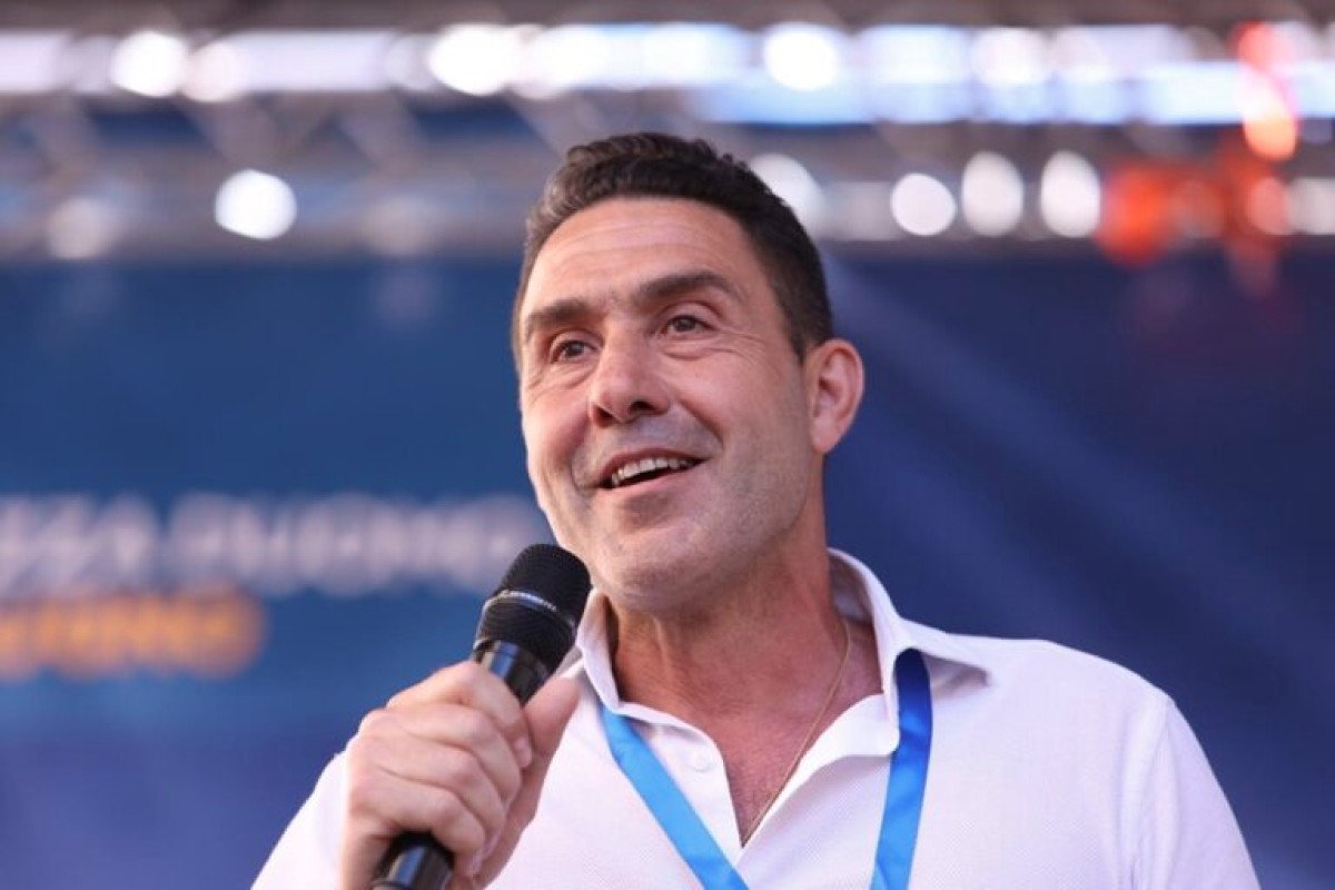 Tensione all’aeroporto di Cagliari: pesanti insulti e aggressione verbale al generale Roberto Vannacci da parte di un cinquantenne