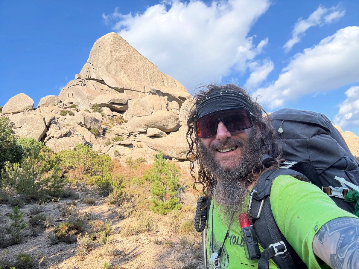 470 giorni di cammino lungo l’Italia: Luca Terenziani conclude la sua impresa a Santa Teresa Gallura