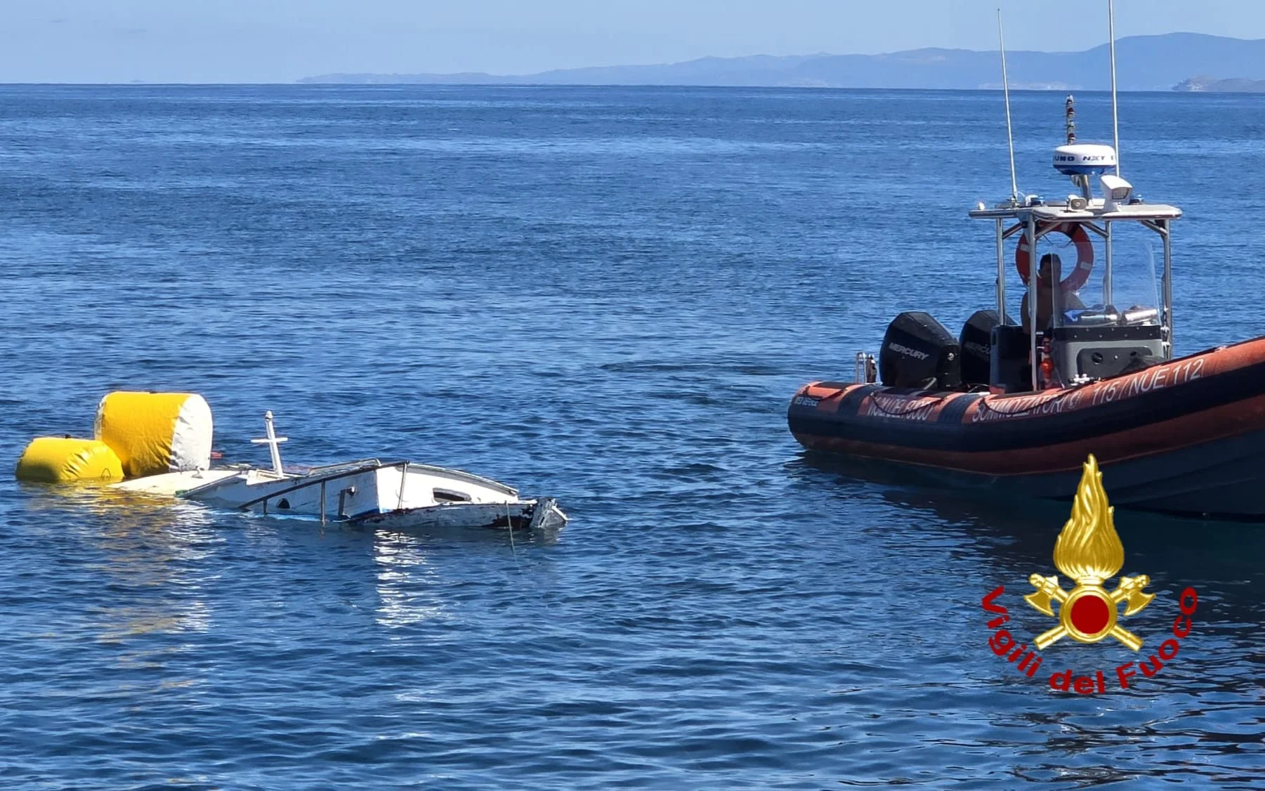 Porto Torres, barca affonda all’ingresso del porto: i Sommozzatori la ripescano con i palloni di sollevamento