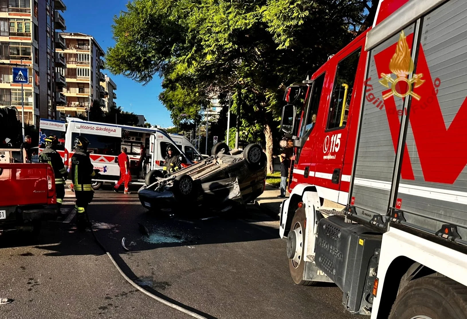 Auto si ribalta dopo essersi scontrata violentemente contro un’altra in via Dell’Abbazia: soccorsa una donna