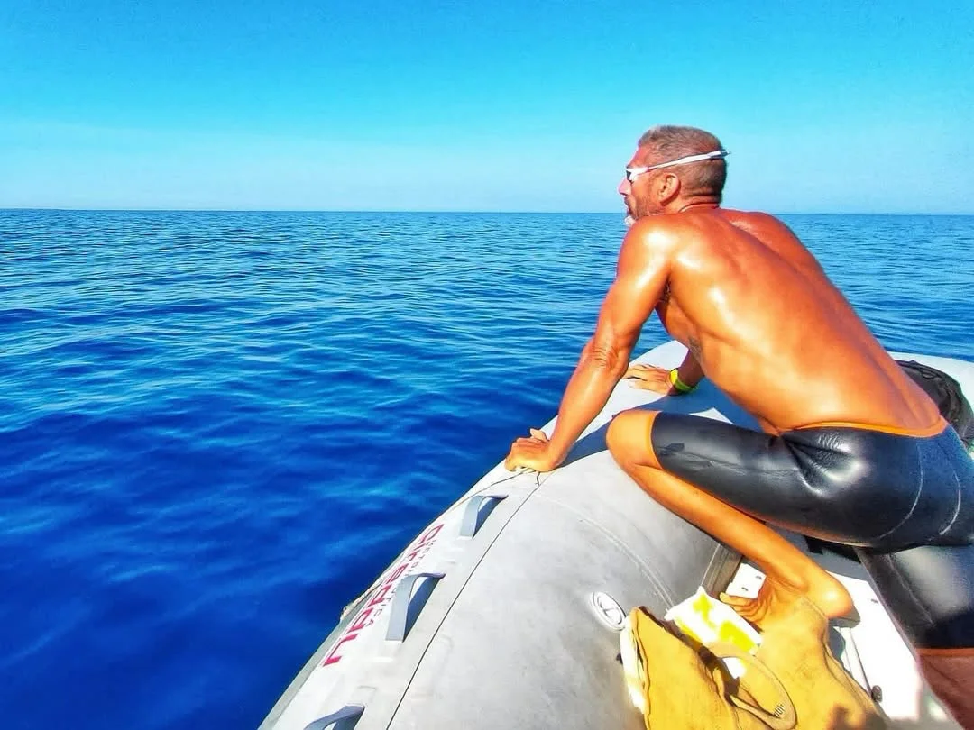Il giro di Sant’Antioco a nuoto: Corrado Sorrentino ce la fa e centra l’obiettivo per il Microcitemico