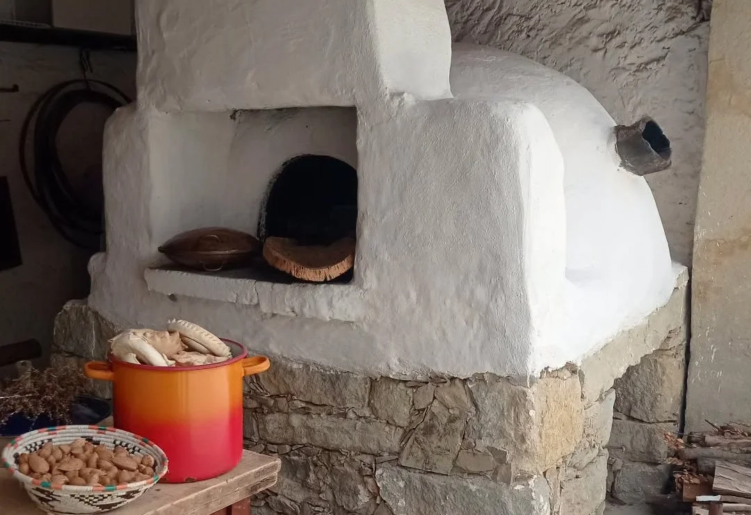 Il santuario della casa sarda: quando il forno a legna univa un paese intero
