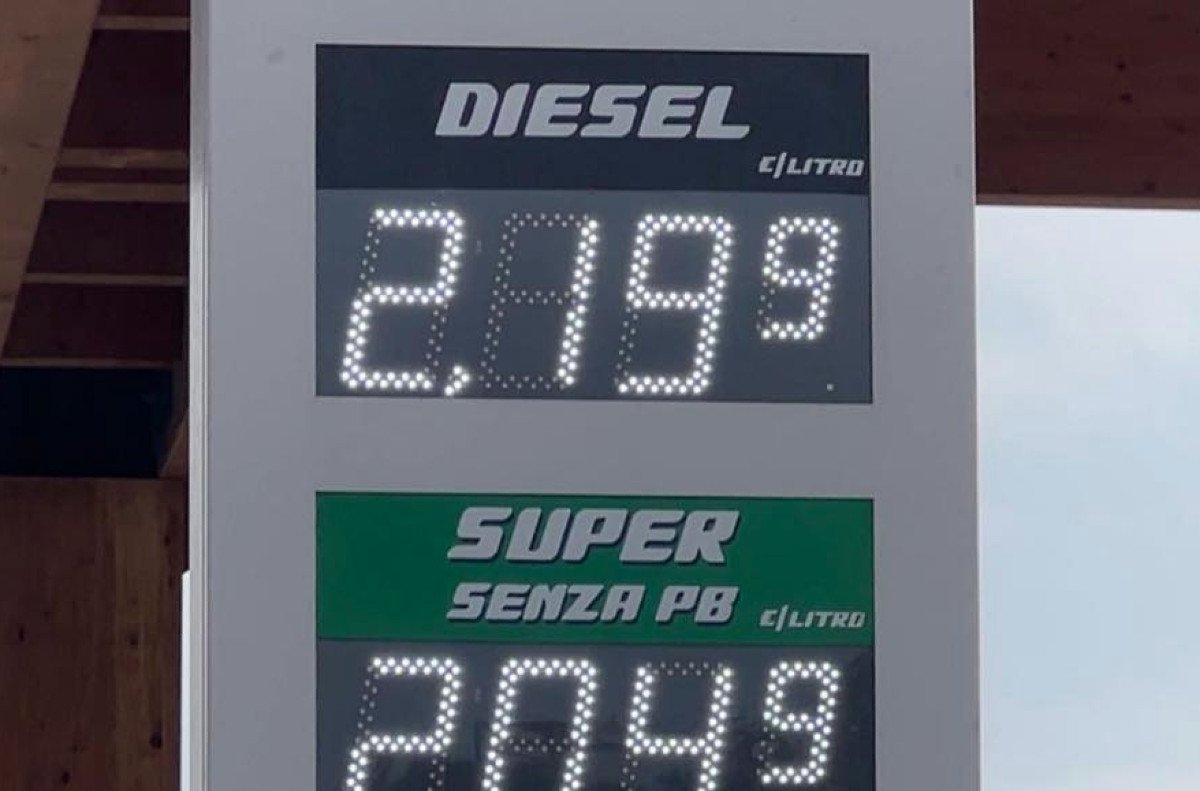 Rincari dei carburanti in Sardegna dopo Ferragosto: benzina e gasolio continuano a salire