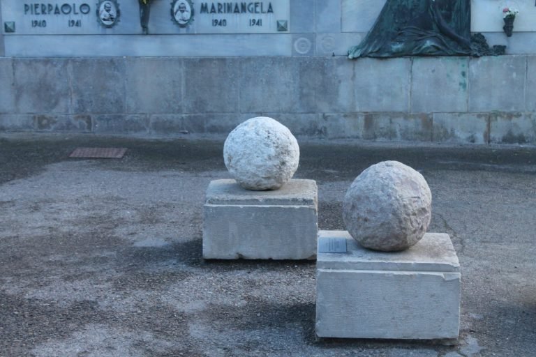 Sapete che cosa sono queste sfere di pietra che si trovano nel cimitero di Bonaria?