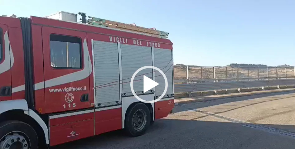 Macomer, le fiamme riprendono forza: incendio minaccia una RSA e la ferrovia, in volo i Super Puma