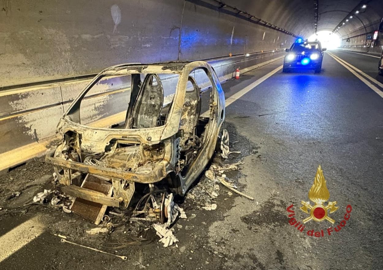 Quartu Sant’Elena, auto in fiamme nella galleria Murtineddu: illesi due giovani