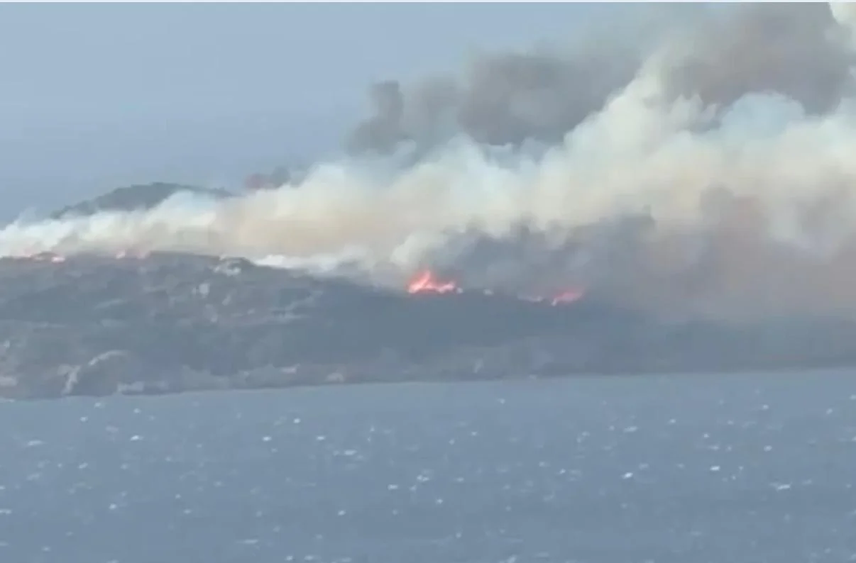 Inferno di fuoco a La Maddalena: l’isola di Santa Maria rischia di bruciare del tutto