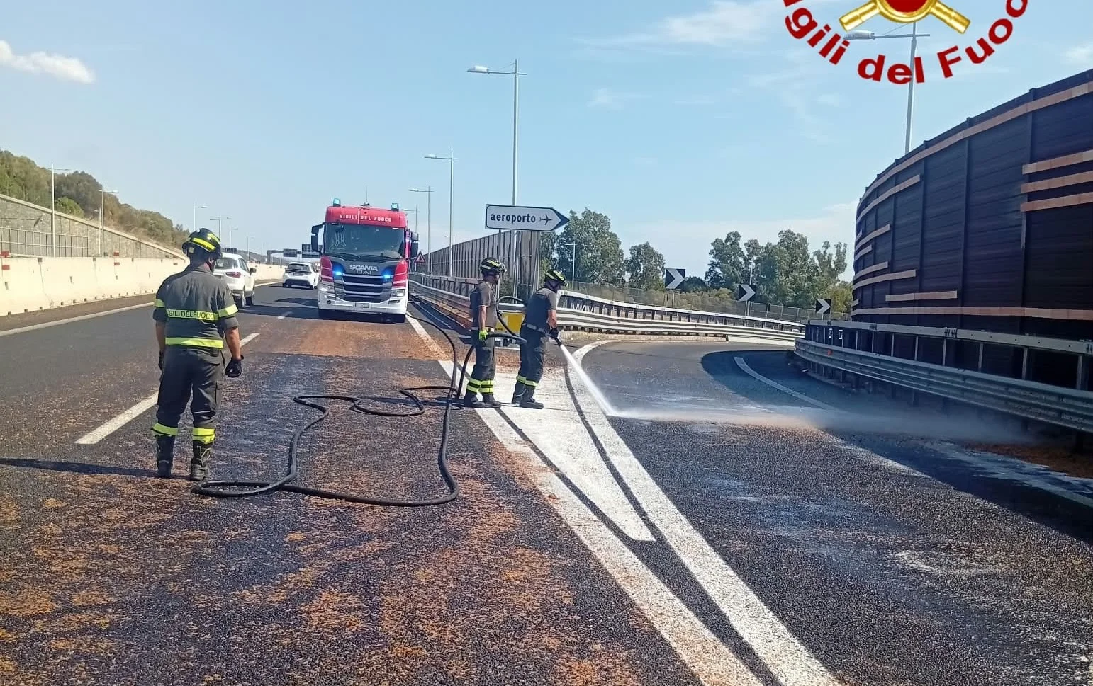 Tir perde il carico lungo strada: fiumi di uva sulla SS729, traffico in tilt all’ingresso di Olbia