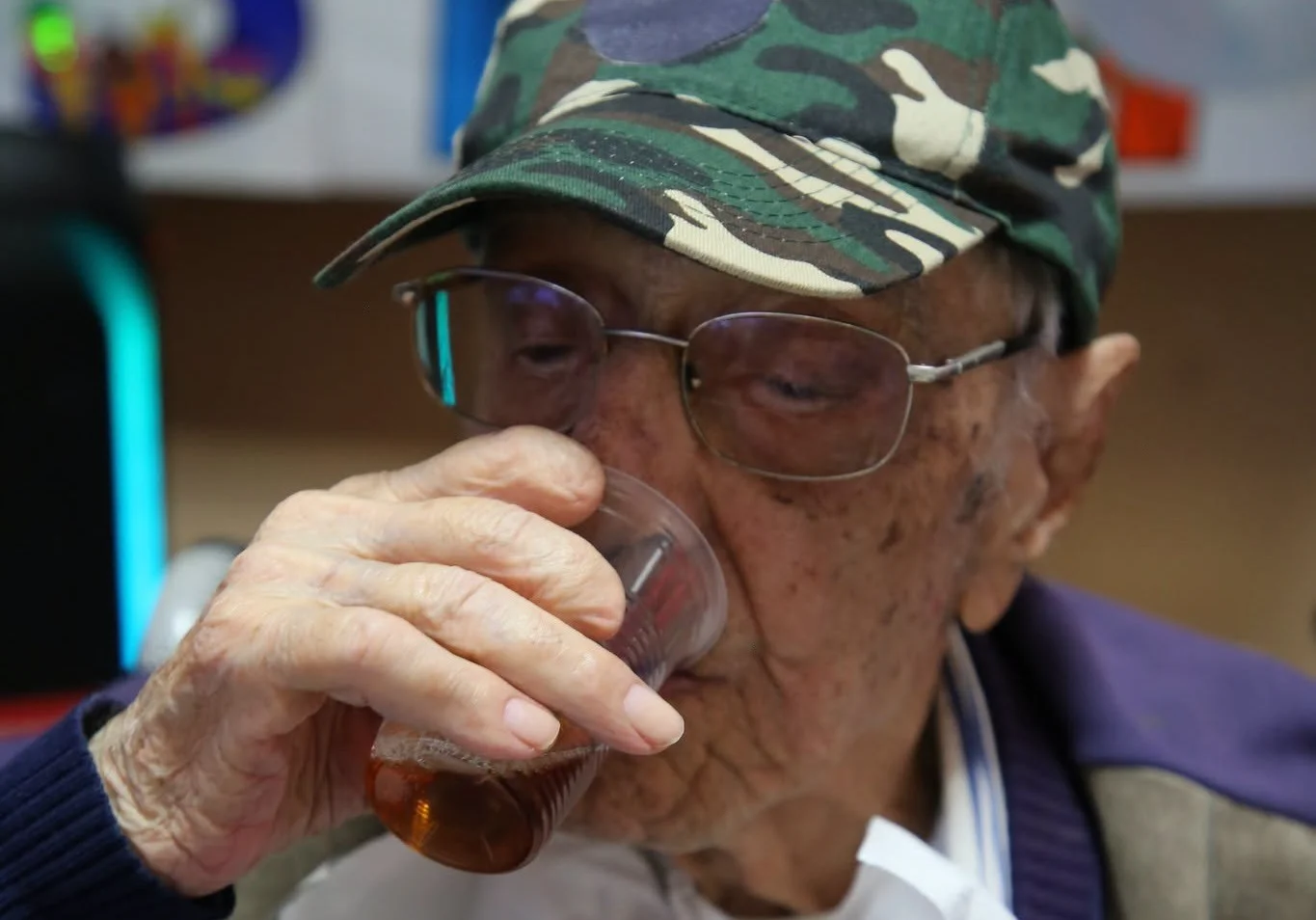 Sardegna in festa per i 105 anni di Tziu Eugenio Poddighe, il fascino senza tempo dell’ultracentenario di Cagliari