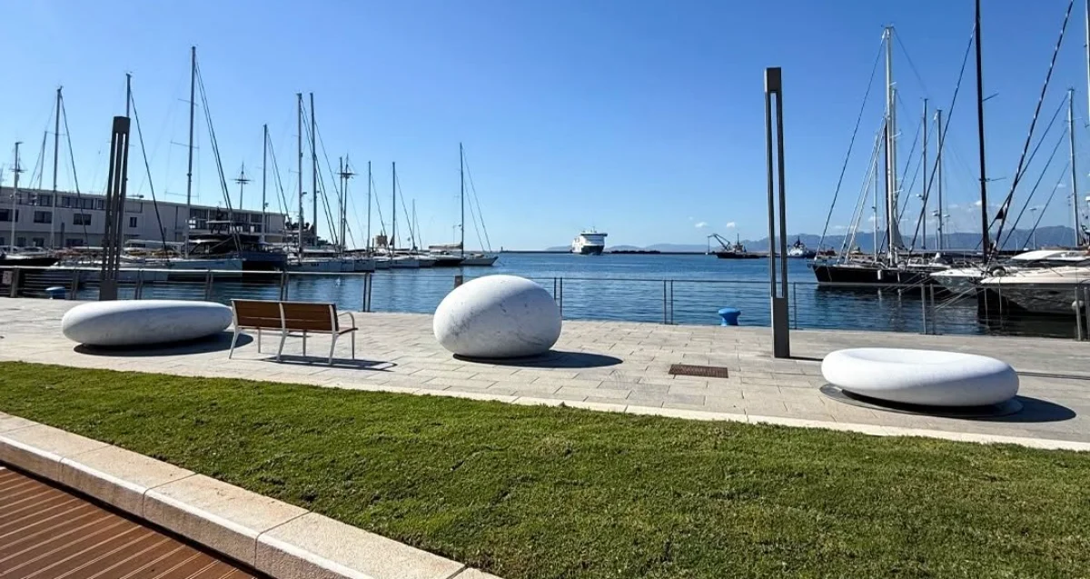 Il lungomare di Cagliari come un museo a cielo aperto per le sette opere monumentali di Kan Yasuda