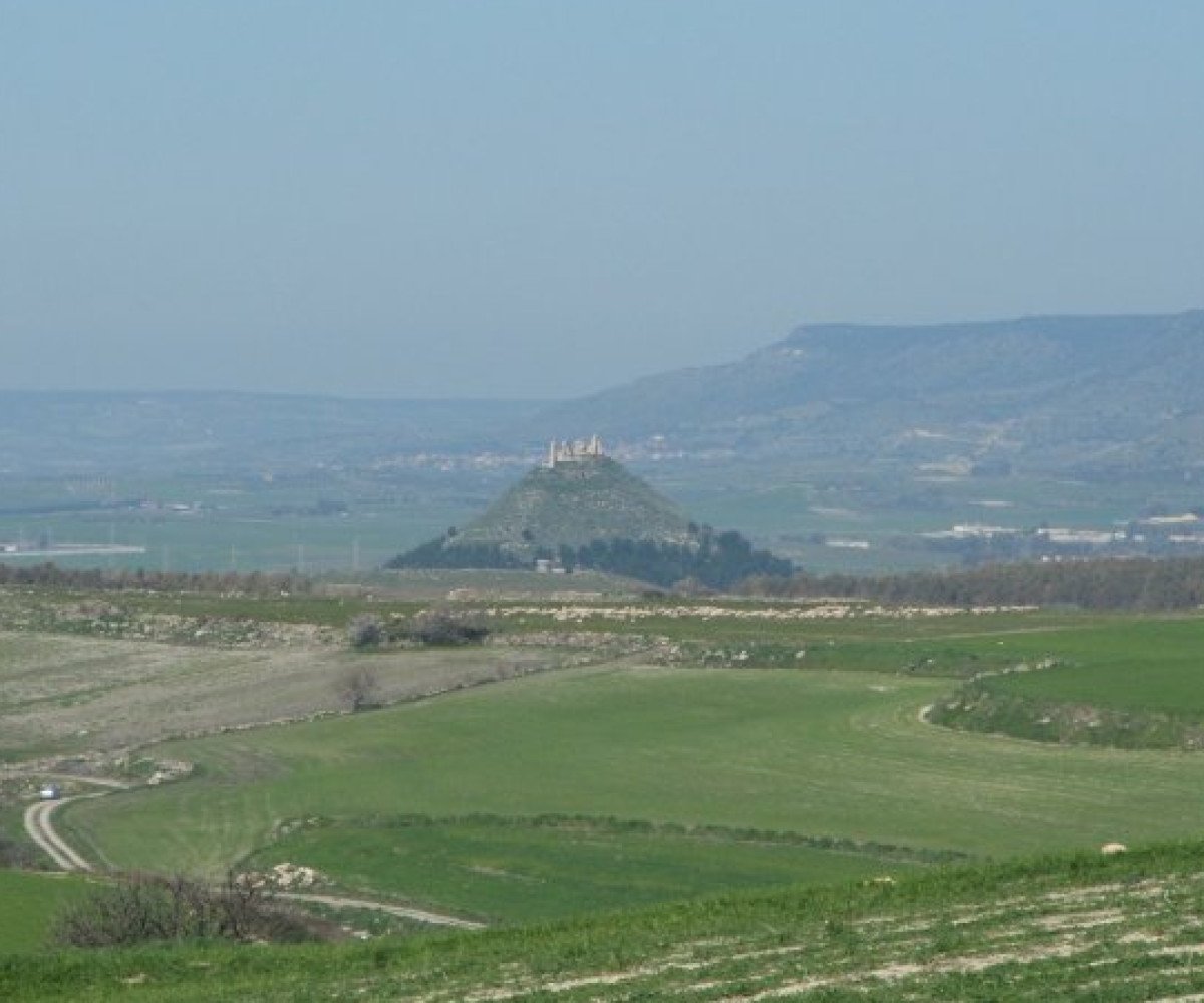 Il curioso castello di Las Plassas, in cima ad un colle troncoconico, dove visse anche Eleonora d’Arborea