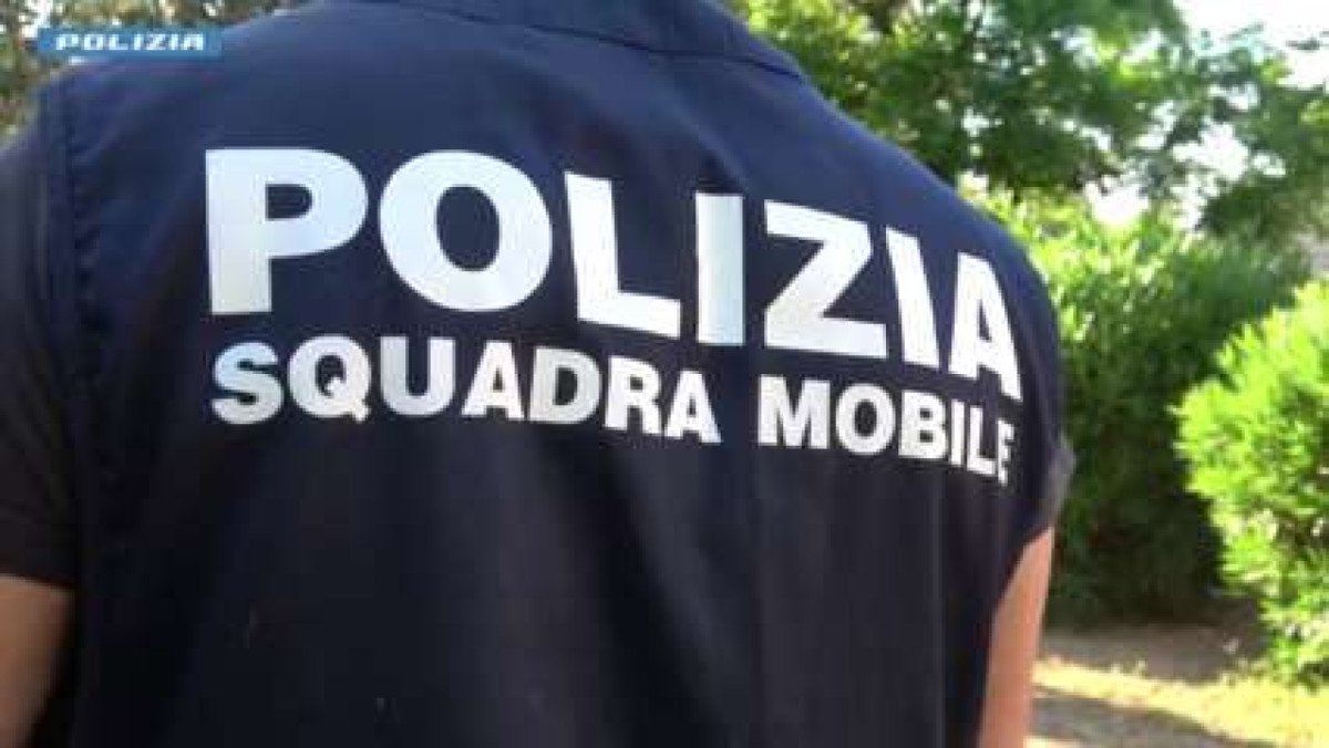 I narco-pacchi dalla Spagna bloccati ad Assemini: maxi blitz della Squadra Mobile con 4,5 chili di hashish e cocaina