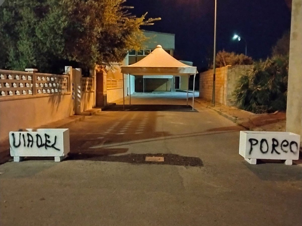 Sfregio vandalico a Baratili San Pietro: imbrattate le fioriere della nuova isola pedonale mentre il paese è in festa