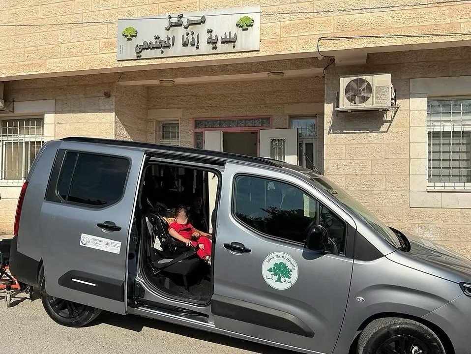 Entra nel vivo il progetto 'Territori uniti’ 2025, consegnato il primo minivan per la mobilità dei giovani palestinesi