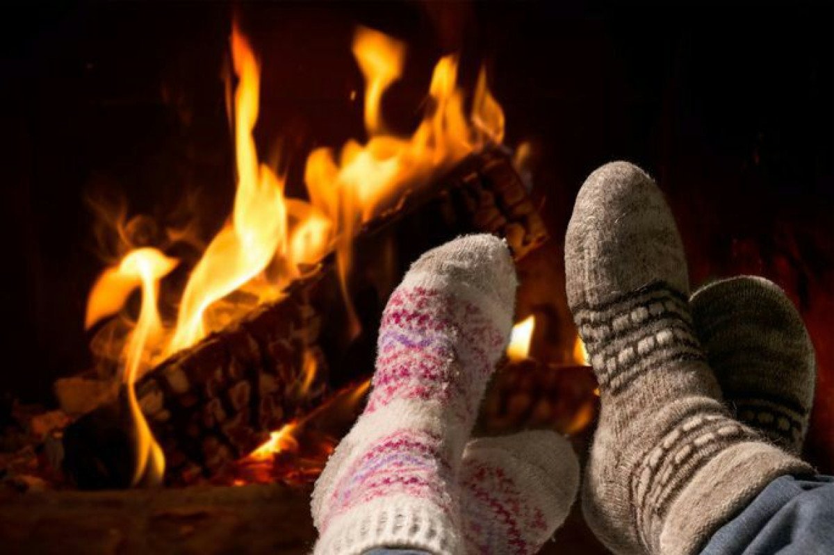 Tra focolare e identità: il caminetto come simbolo di convivialità e calore al centro dell’inverno sardo