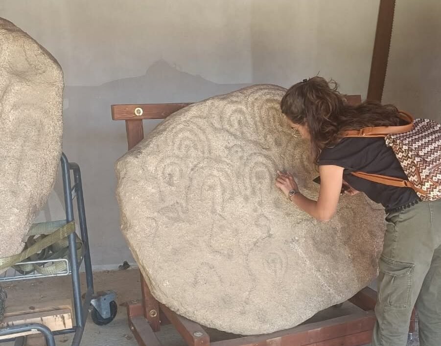 Ovodda, recuperate due enormi pietre istoriate: incisioni millenarie da restaurare e studiare