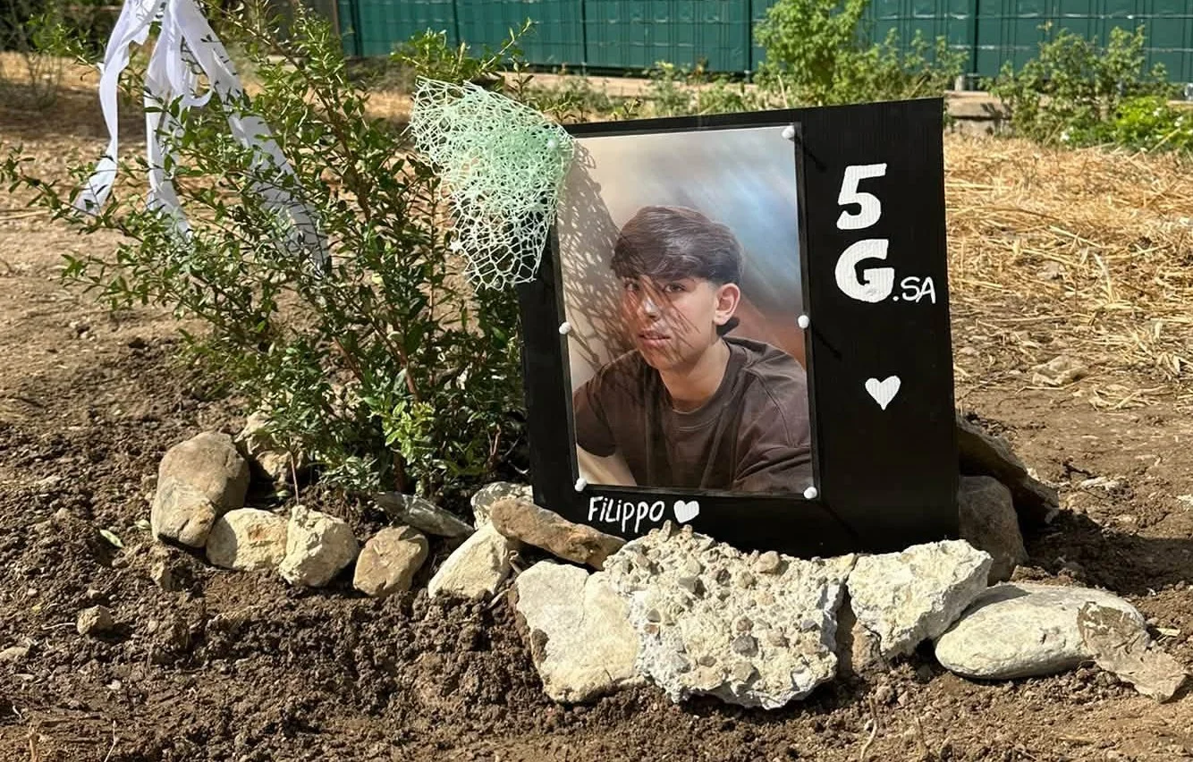 Cagliari, un mirto a scuola per ricordare Filippo: «Vivete intensamente anche per lui», il messaggio di papà Francesco