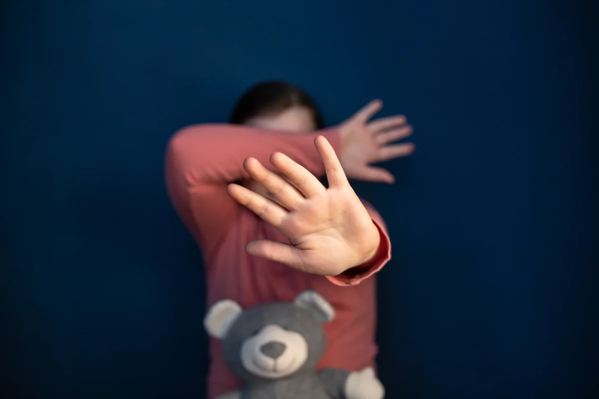 Cagliari, 12enne rimasta incinta dopo le violenze sessuali del padre: l’uomo arrestato, il caso scuote l’Italia
