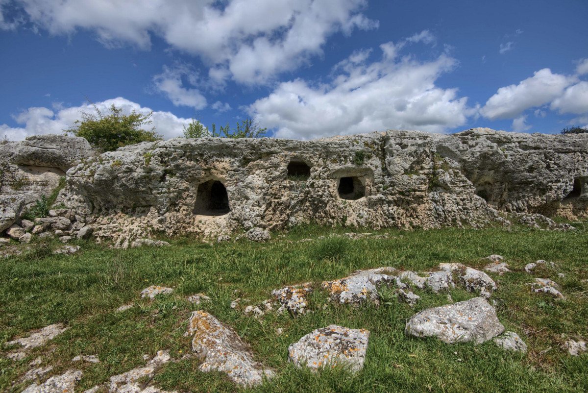 Pale eoliche e fotovoltaico minacciano le domus de janas: l’allarme del Cesim e il rischio di perdere la tutela Unesco