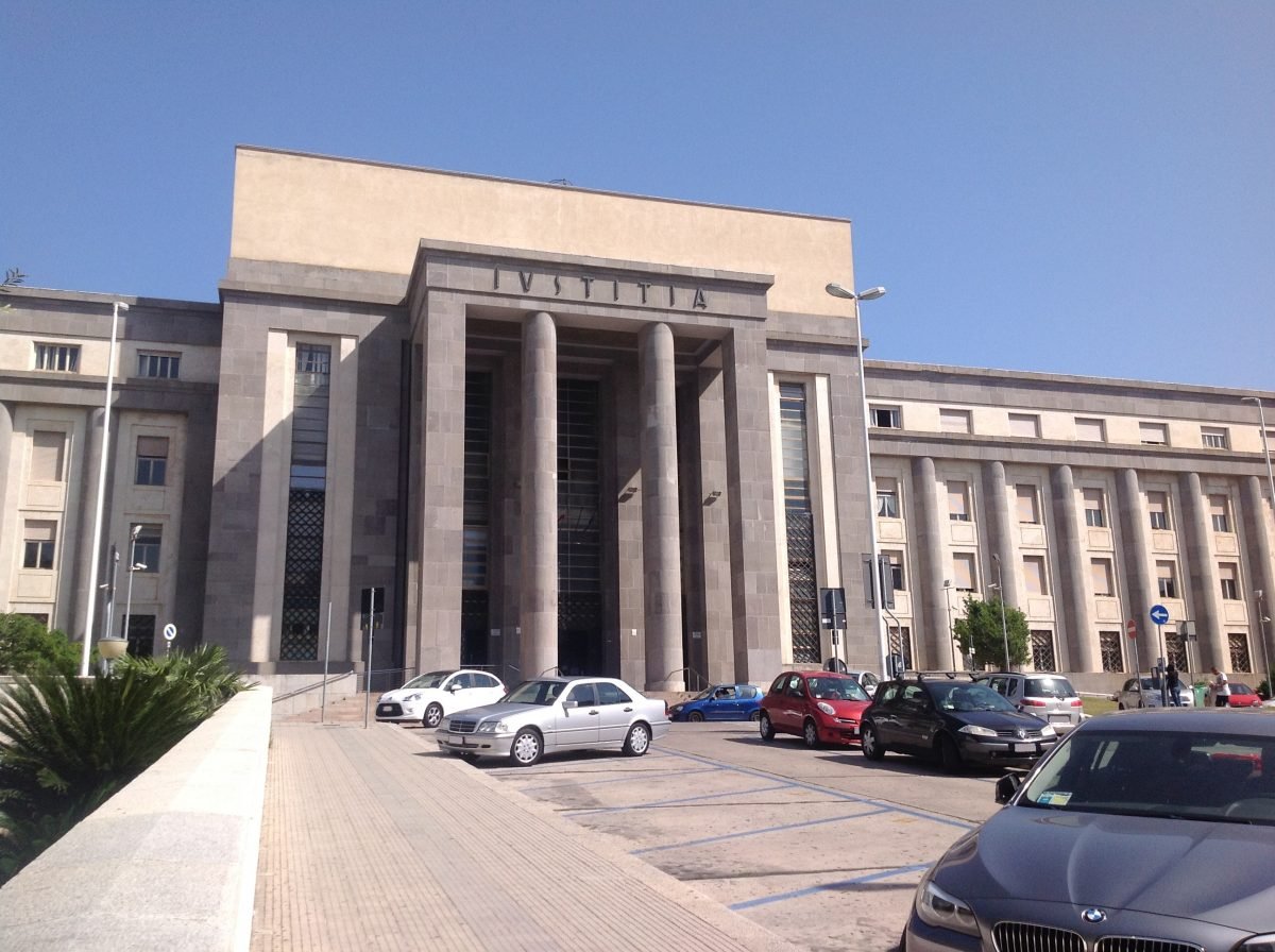 Bottiglietta avvelenata al Tribunale di Cagliari: ragazza in ospedale, indagini in corso