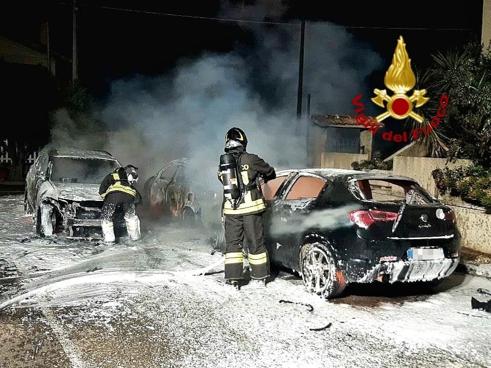Terralba, tre auto in fiamme nella notte: intervengono i Vigili del Fuoco