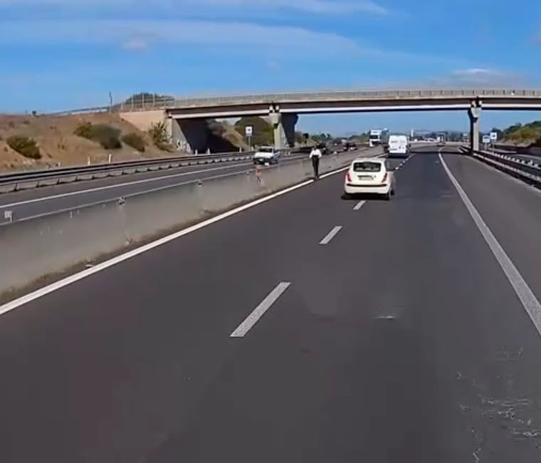 Attimi di paura sulla 131: in monopattino contromano sulla corsia di sorpasso all’altezza di Monastir