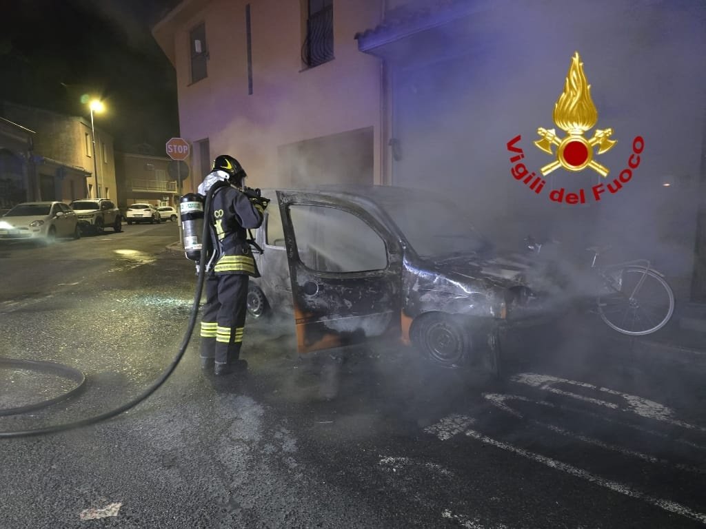 Auto in fiamme nella notte a Silì: i Vigili del Fuoco evitano che l’incendio raggiunga un’abitazione