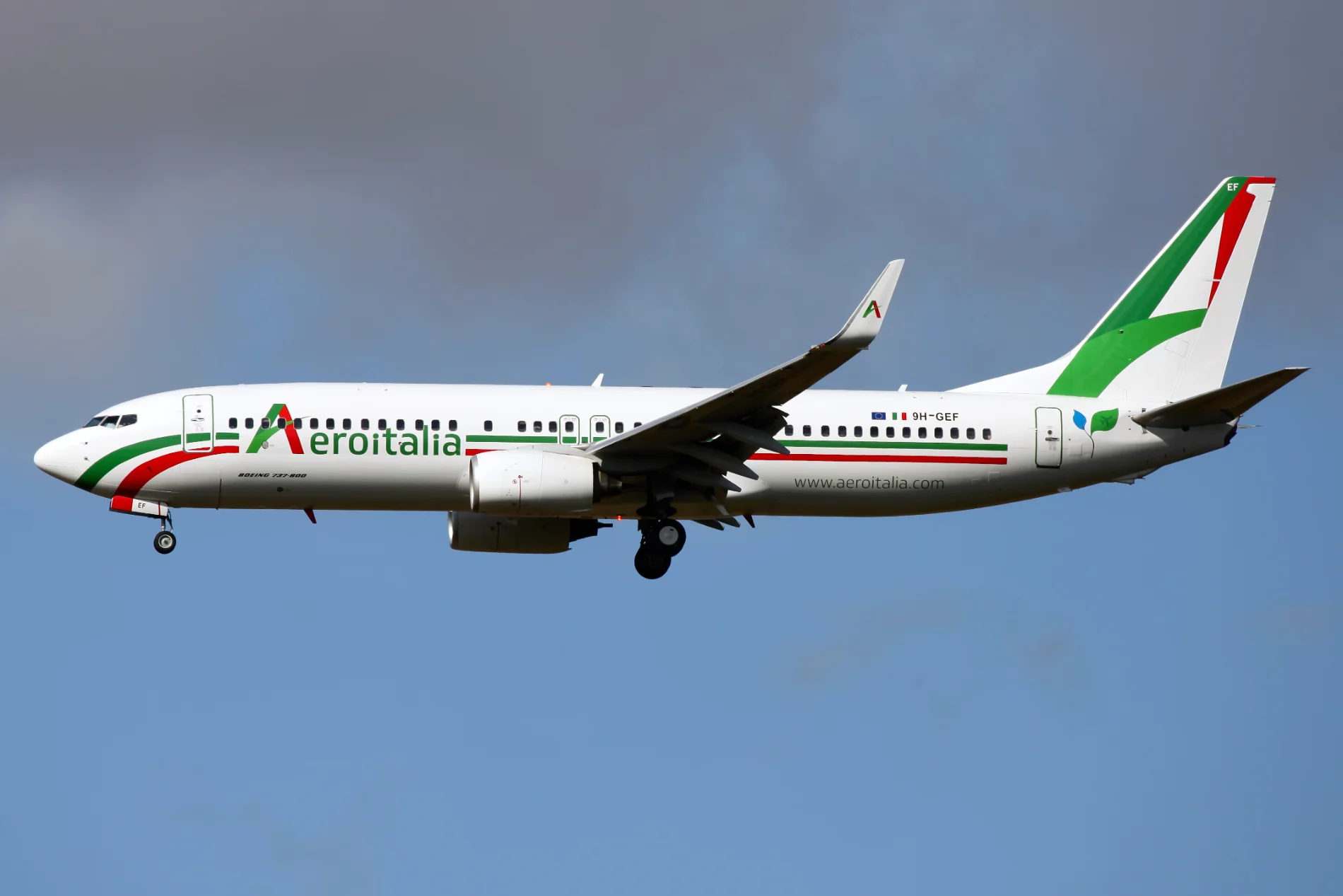 Continuità, scontro Regione-Aeroitalia: 10 milioni sul tavolo, ma la compagnia avverte «Da soli non possiamo farcela»